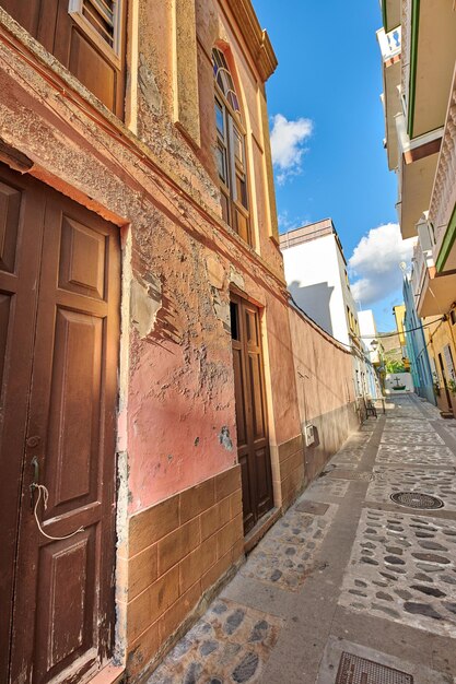 Malerischer Blick auf alte historische Häuser Wohngebäude traditionelle Infrastruktur in kleinen Gassen Straße Straße Tourismus Reiseziel im Ausland und Übersee in Santa Cruz de La Palma Spanien