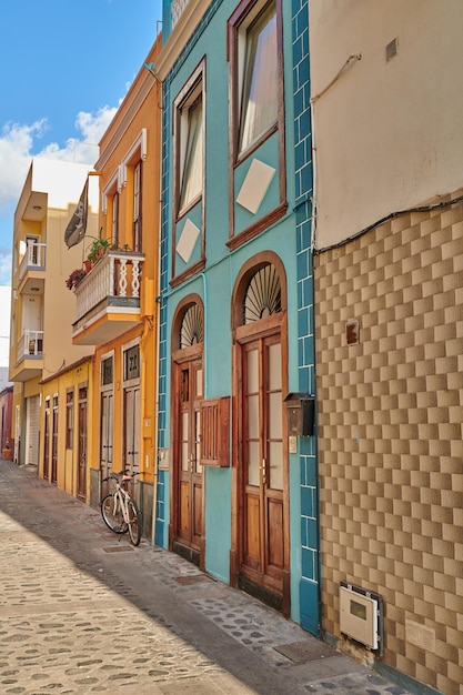 Malerischer Blick auf alte historische Häuser, Wohngebäude und traditionelle Infrastruktur in Gassen mit Kopfsteinpflaster, Straßen und Straßen Tourismus im Ausland und Reisen nach Santa Cruz, La Palma, Spanien