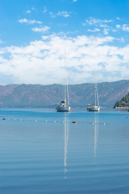 Malerischer Blick auf Boote in Kizkumu Marmaris Turkey