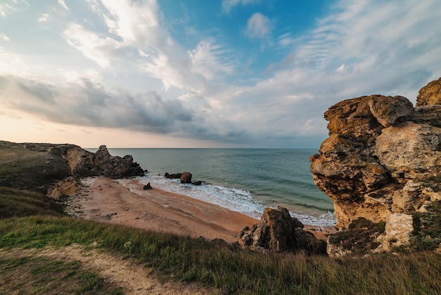 Malerischer Blick auf das Meer, die felsige Küste und den Sandstrand