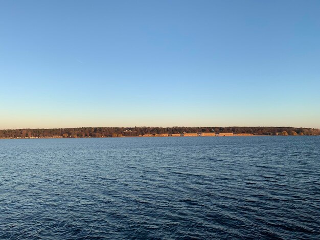 Foto malerischer blick auf das meer vor klarem blauen himmel