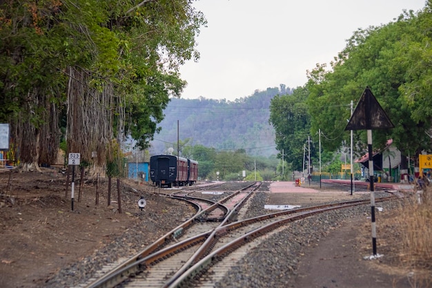 Malerischer Blick auf den Bahnhof am Bahnsteig der Bergstation des Bergdorfes Kalakund Madhya Pradesh