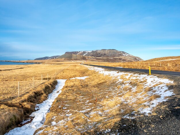 Malerischer Blick auf den Berg Kirkjufell in der Wintersaison unter blauem Himmel im Norden Islands