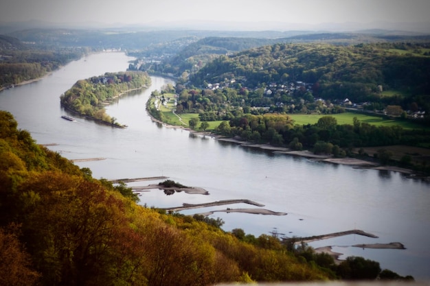 Malerischer Blick auf den Fluss neben Bäumen