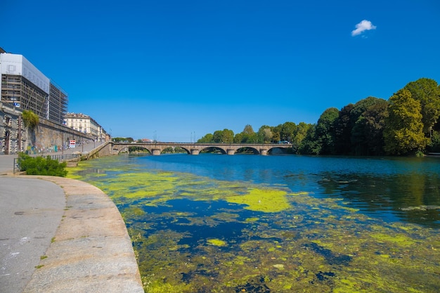 Malerischer Blick auf den Fluss Po in Turin bei Tageslicht