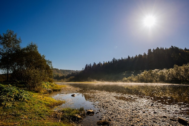 Malerischer Blick auf den Gebirgsfluss am Morgen mit Nebel auf dem Wasser