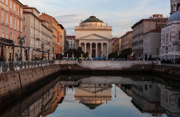 Malerischer Blick auf den Gran Canale in Triest bei Sonnenuntergang Die Kirche St. Antonio Thaumaturgo