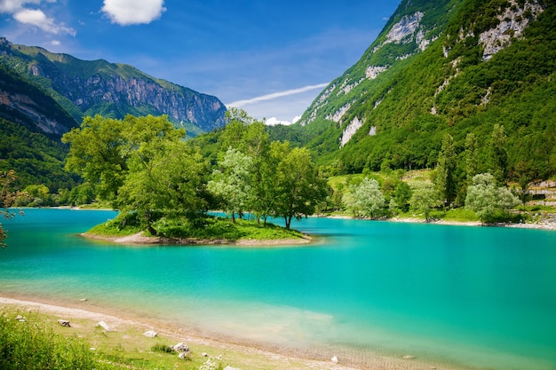 Malerischer Blick auf den kleinen Berg Tennosee im Norden Italiens