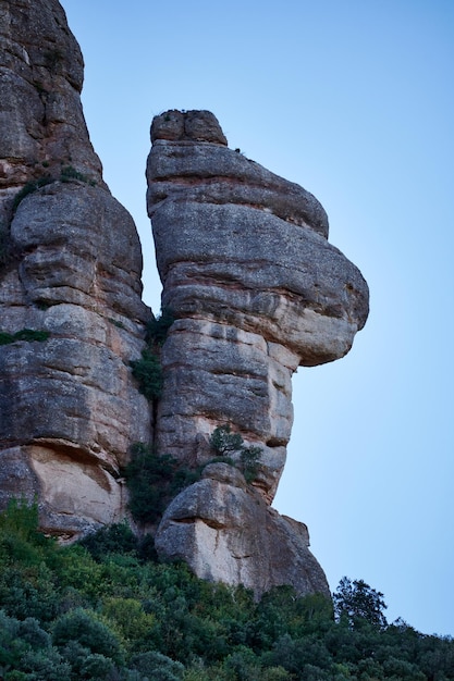 Malerischer Blick auf den La Cadireta-Gipfel auf dem Berg Montserrat in Katalonien, Spanien