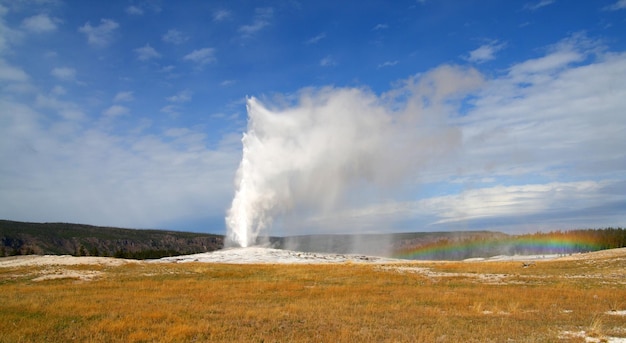 Malerischer Blick auf den Old Faithful Cone Geysir im Yellowstone National Park in Wyoming, Vereinigte Staaten