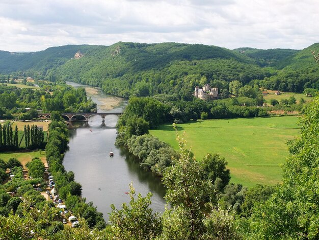 Malerischer Blick auf den See vor bewölktem Himmel