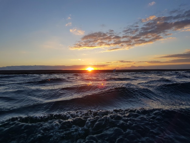 Malerischer Blick auf den Strand gegen den Himmel bei Sonnenuntergang