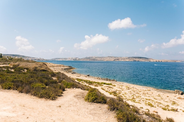 malerischer Blick auf den Strand vor dem blauen Himmel