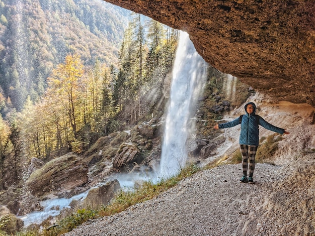 Malerischer Blick auf den Wasserfall gegen den Herbstwald und den blauen Himmel in den slowenischen Alpen