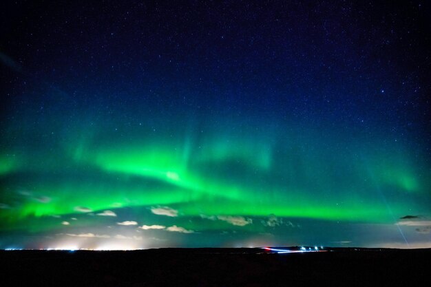 Malerischer Blick auf die Aurora Borealis oder Nordlichter in Island