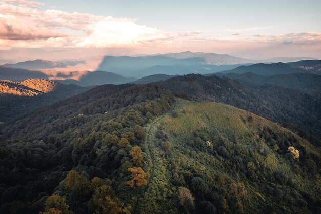 Malerischer Blick auf die Berge gegen den Himmel bei Sonnenuntergang