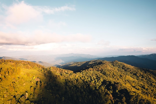 Malerischer Blick auf die Berge gegen den Himmel bei Sonnenuntergang