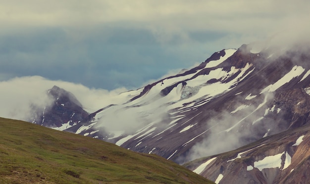 Malerischer Blick auf die Berge in den kanadischen Rocky Mountains in der Sommersaison