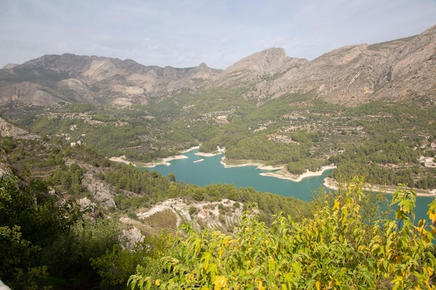 Malerischer Blick auf die Bergkette Aixorta und Stausee, Guadalest, Alicante, Spanien