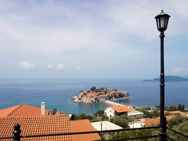 Malerischer Blick auf die berühmte Montenegro-Marksteinstr. Stefan Insel am Sommertag