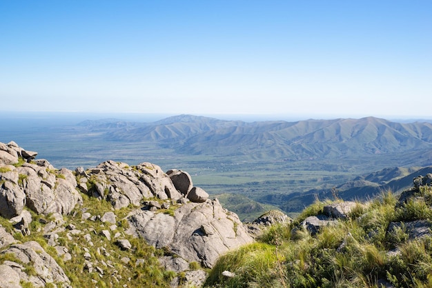 Malerischer Blick auf die grünen Berge und das Tal gegen die Skyline in den Sierras de Cordoba, Argentinien