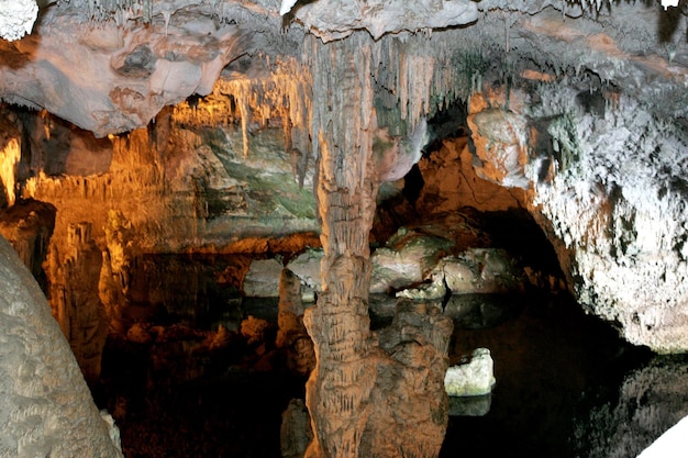 Malerischer Blick auf die Neptunhöhle Grotte di Nettuno ist eine Tropfsteinhöhle in der Nähe der Stadt Alghero, Italien