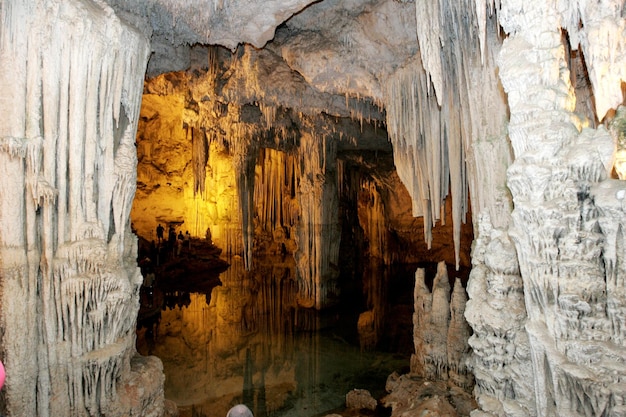 Malerischer Blick auf die Neptunhöhle Grotte di Nettuno ist eine Tropfsteinhöhle in der Nähe der Stadt Alghero, Italien