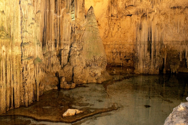 Malerischer Blick auf die Neptunhöhle Grotte di Nettuno ist eine Tropfsteinhöhle in der Nähe der Stadt Alghero, Italien