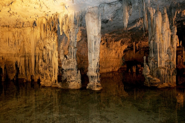 Malerischer Blick auf die Neptunhöhle Grotte di Nettuno ist eine Tropfsteinhöhle in der Nähe der Stadt Alghero, Italien