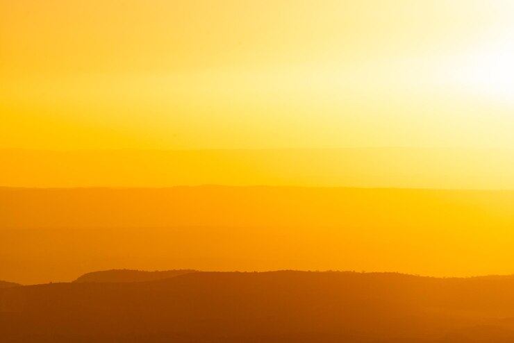 Malerischer Blick auf die Schichten der Golden Mountains Ridges bei Sonnenuntergang