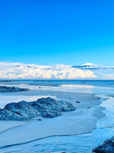 Foto malerischer blick auf die schneebedeckte landschaft vor dem blauen himmel
