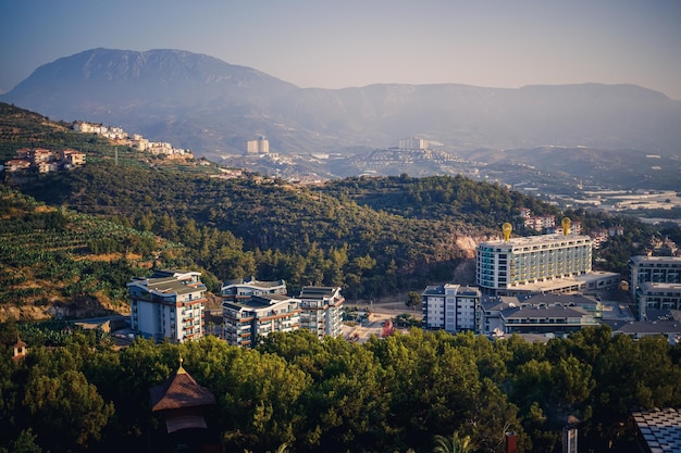 Malerischer Blick auf die sonnige Küstenlinie in der Stadt Alanya in der Türkei