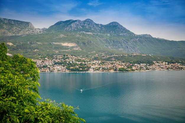 Malerischer Blick auf die Stadt Herceg Novi in der Bucht von Kotor