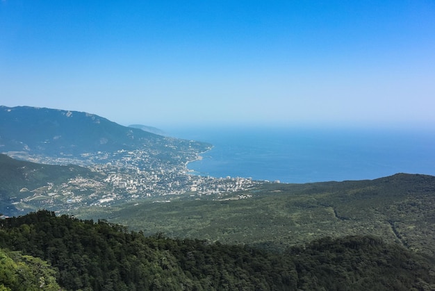 Malerischer Blick auf die Stadt Jalta und das Schwarze Meer vom Berg Ai Petri auf der Krim Russland