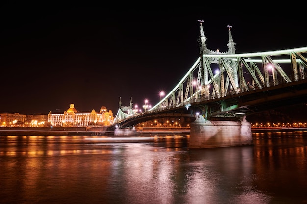 Malerischer Blick auf die Szabadsag-Brücke in der ungarischen Hauptstadt Budapest