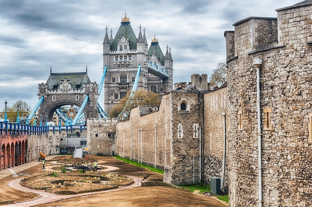 Malerischer Blick auf die Tower Bridge und den Tower of London UK