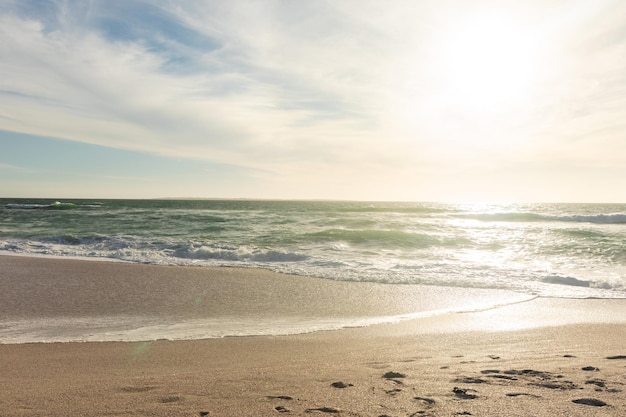 Malerischer Blick auf die Wellen am Ufer des Strandes gegen den Himmel an sonnigen Tagen