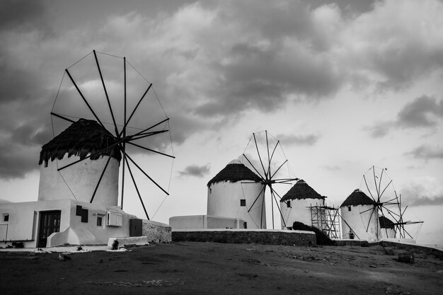 Malerischer Blick auf die Windmühlen von Mykonos schwarz und weiß