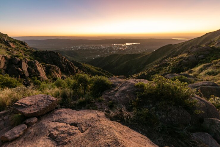 Malerischer Blick auf eine Stadt vom Berg bei Sonnenuntergang in den Sierras de CordobaArgentina