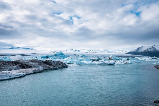 Malerischer Blick auf Eisberge, die in der Jökulsarlon-Gletscherlagune gegen den Himmel schwimmen