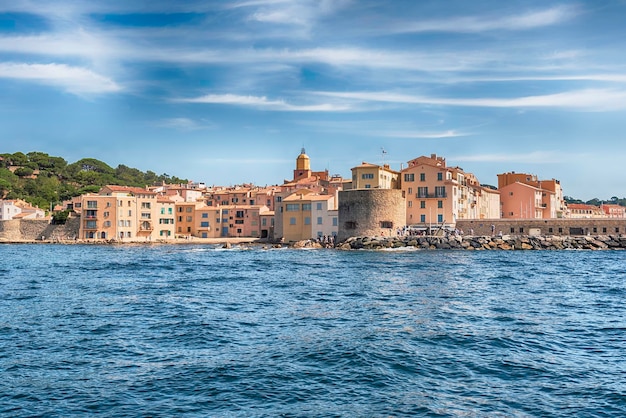 Malerischer Blick auf Saint-Tropez, Cote d'Azur, Frankreich. Die Stadt ist ein weltweit bekannter Urlaubsort für den europäischen und amerikanischen Jetset und Touristen