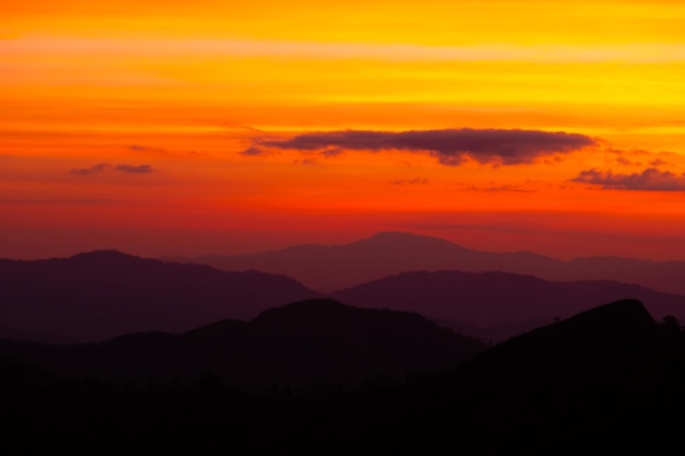 Foto malerischer blick auf silhouette berge gegen himmel bei sonnenlicht und strahl