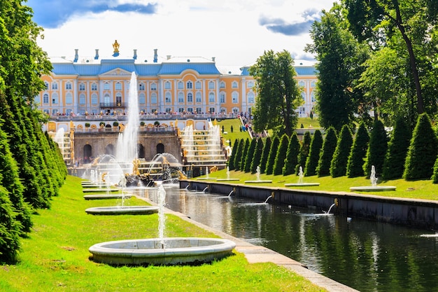 Malerischer Blick über Peterhof Palace und Sea Channel in St. Petersburg Russland