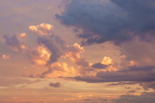 Foto malerischer bunter dramatischer sonnenuntergang, der von der untergehenden sonne beleuchtet wird