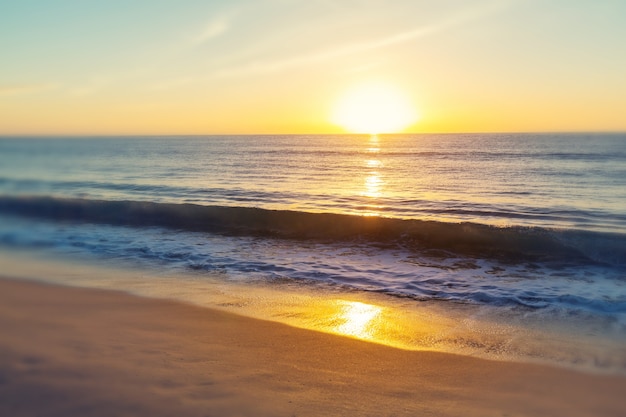 Malerischer bunter Sonnenuntergang an der Meeresküste. Gut für Hintergrundbild oder Hintergrundbild.