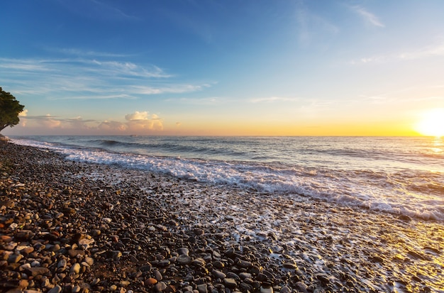Malerischer bunter Sonnenuntergang an der Meeresküste. Gut für Hintergrundbild oder Hintergrundbild.
