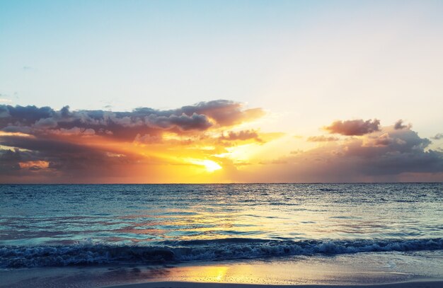 Malerischer bunter Sonnenuntergang an der Meeresküste. Gut für Hintergrundbild oder Hintergrundbild.