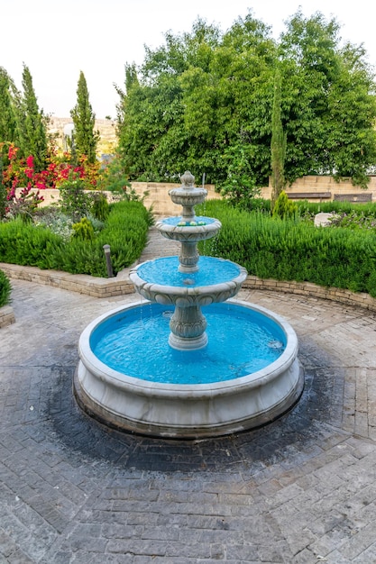 Malerischer erfrischender Brunnen im Frühlingsgarten