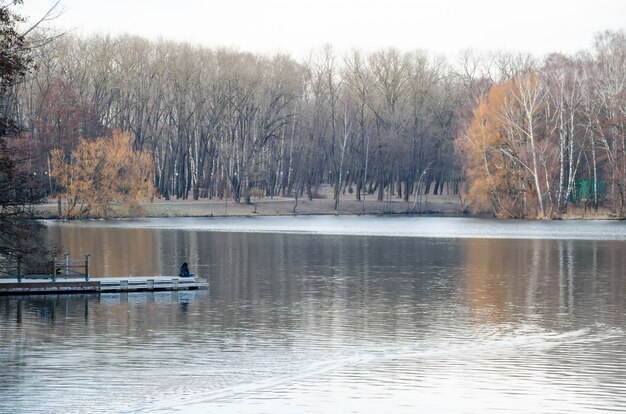 malerischer Fluss Svisloch im Minsk Victory Park