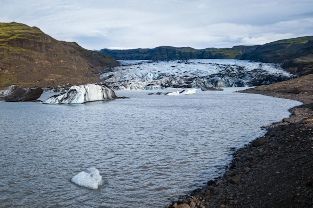 Malerischer Gletscher Solheimajokull im Süden Islands Die Zunge dieses Gletschers gleitet aus dem Vulkan Katla Wunderschöne Gletscherlagune mit Eisblöcken und umliegenden Bergen